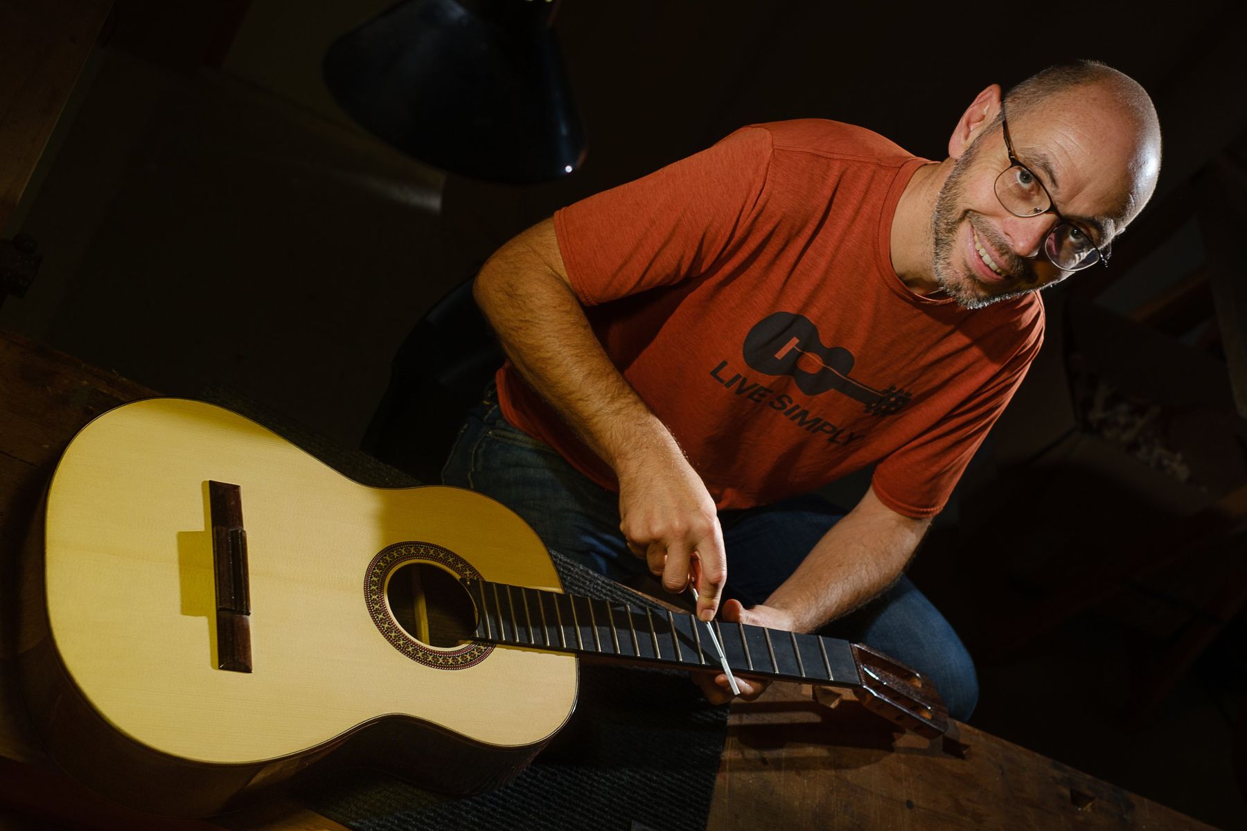 Christophe Simonin à l'établi, une guitare classique en cours de finition devant lui
