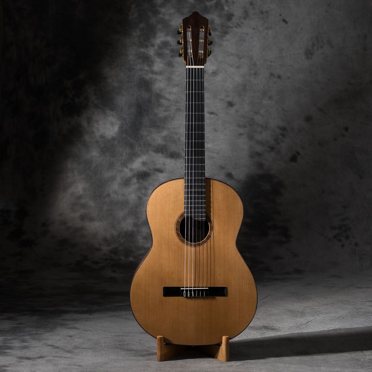 Guitare classique vue de face, tête ajourée