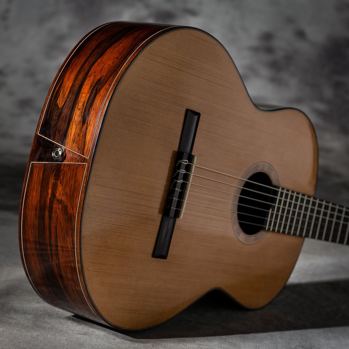 La guitare classique de trois quarts, sortie jack sur l'éclisse