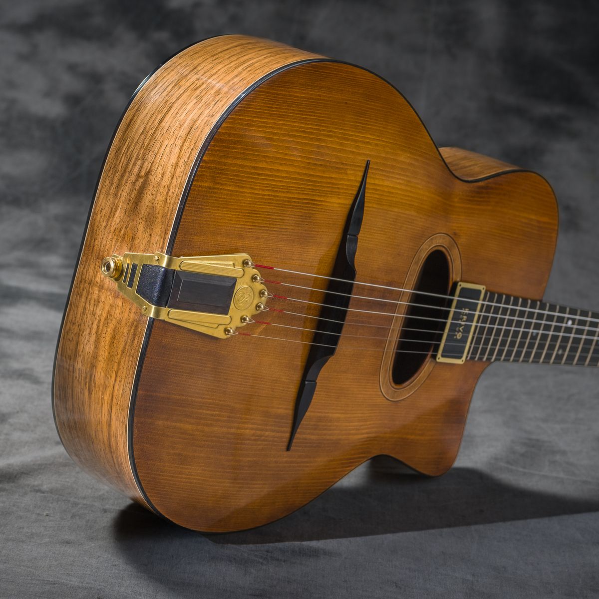 Guitare manouche de trois quarts : bouche ovale, pan coupé, cordier doré