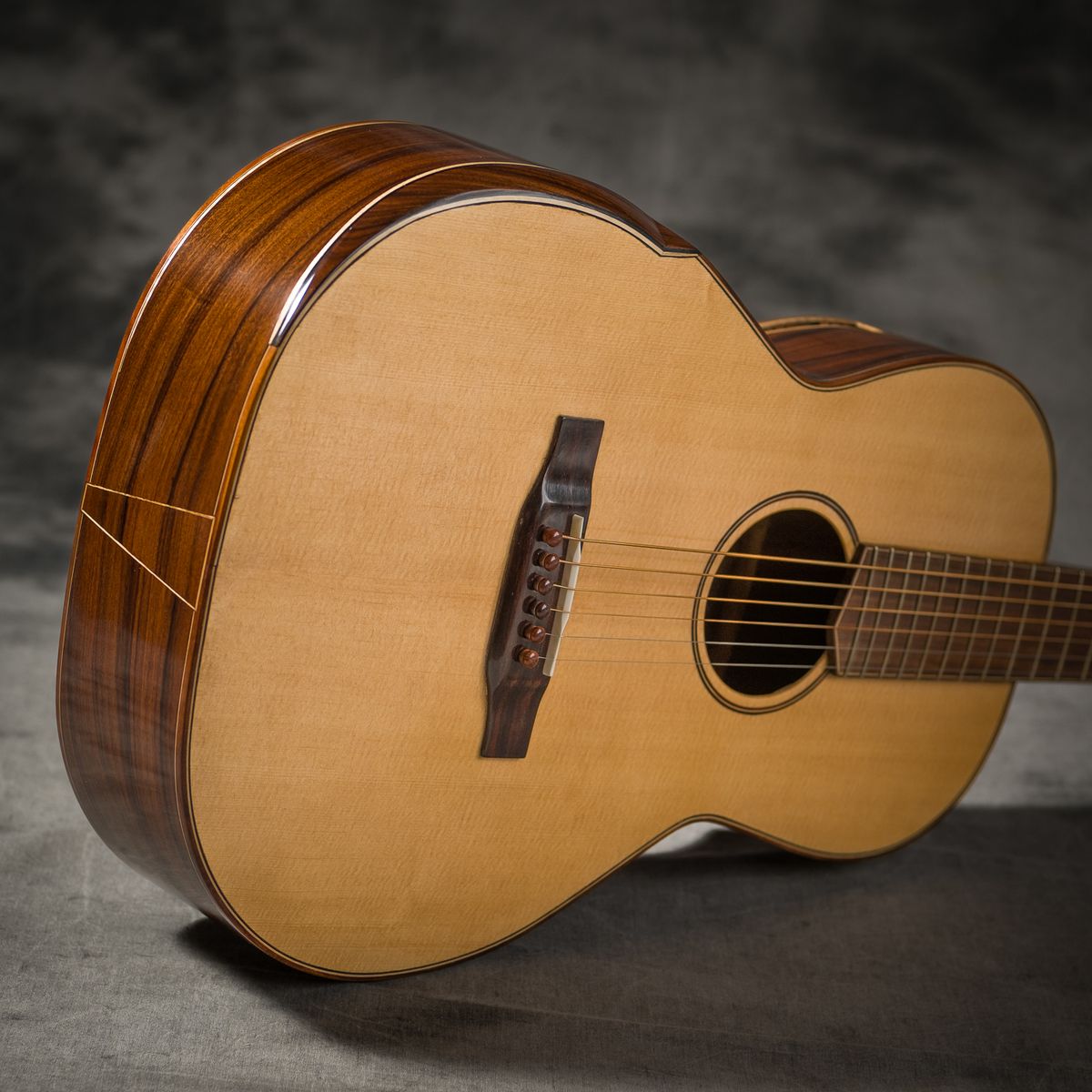 Guitare parlor de trois quarts : table en épicéa, chevalet à chevilles